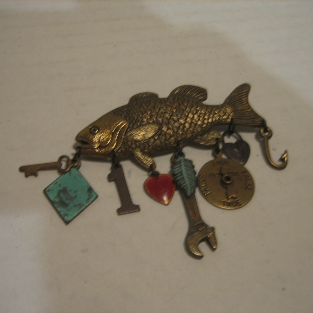 Parvenue Fish & Charms Brushed Brass Metal Fashion Pin/Brooch 2 1/3in.L NWNT - Picture 4 of 5